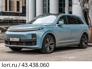 Li Xiang L7 electric crossover parked in urban area. Редакционное фото, фотограф Константин Григорьев / Фотобанк Лори