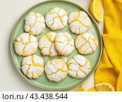 Lemon Crinkle Cookies on Green Plate. Стоковое AI-изображение, AI-художник Кирилл Черезов / Фотобанк Лори