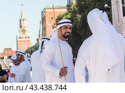 Арабские мужчины на фоне Московского кремля во время проведения Дней культуры Объединенных Арабских Эмиратов на Манежной площади в городе Москве, Россия (2024 год). Редакционное фото, фотограф Николай Винокуров / Фотобанк Лори