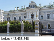 Резиденция посла Великобритании в России (Софийская набережная, 14, г. Москва). Особняк П.И. Харитоненко (2022 год). Редакционное фото, фотограф Viktoriya S. / Фотобанк Лори