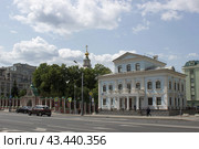 Улица Большая Якиманка. Дом 42 с3 и церковь Иоанна Воина. Москва (2023 год). Редакционное фото, фотограф Елена Орлова / Фотобанк Лори