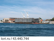 Floating dock against the backdrop of a shipyard (2024 год). Стоковое фото, фотограф Евгений Харитонов / Фотобанк Лори