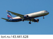Airbus A321"Николай Пирогов" (VQ-BED ) авиакомпании Аэрофлот - Российские Авиалинии на глиссаде в голубом безоблачном небе (2021 год). Редакционное фото, фотограф Виктор Карасев / Фотобанк Лори
