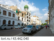 Мечеть Fort Jummah Masjith в городском пейзаже солнечным утром. Улица Chatham St. Коломбо, Шри-Ланка (2020 год). Редакционное фото, фотограф Виктор Карасев / Фотобанк Лори
