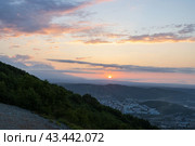 Город Петропавловск-Камчатский, Камчатский край (Камчатка), Дальний Восток России. Красивый утренний городской пейзаж. Жилые городские районы на рассвете. Здания среди сопок. Солнце поднимается над горами. Стоковое фото, фотограф Андрей Степанов / Фотобанк Лори