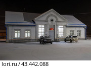 Железнодорожная станция Анзёби, город Братск, Иркутская область, Сибирь, Россия. Анзёби — это станция Байкало-Амурской магистрали (БАМ) на участке, входящем в состав Восточно-Сибирской железной дороги. Зимний вид на здание вокзала. (2023 год). Редакционное фото, фотограф Андрей Степанов / Фотобанк Лори