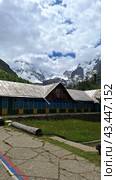 Альплагерь "Уллу-Тау" на фоне заснеженных вершин. Ullu-Tau alpine camp on the background of snow-capped peaks. Стоковое фото, фотограф Алла Толочек / Фотобанк Лори