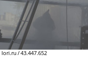 Стройка, работы по покраске, белая пыль, строитель construction, painting work, white dust, builder. Стоковое видео, видеограф Опока Алексей / Фотобанк Лори