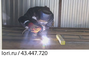 Welding work, welding seam, metal, welder сварочные работы, сварочный шов, металл, сварщик. Стоковое видео, видеограф Опока Алексей / Фотобанк Лори