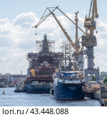Repair of ships at the Admiralty shipyards in Saint Petersburg (2024 год). Редакционное фото, фотограф Евгений Харитонов / Фотобанк Лори