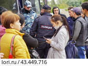 Рейд против нелегальной миграции на мусорном полигоне.9 сентября 2021.Москва, Россия. Редакционное фото, фотограф Артём Соболев / Фотобанк Лори