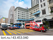 Traffic by Peninsula hotel, Hong Kong (2017 год). Редакционное фото, фотограф Александр Подшивалов / Фотобанк Лори