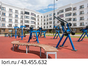 Спортивная площадка в новом ЖК "Невский" в городе Мариуполь (2024 год). Редакционное фото, фотограф Oles Kolodyazhnyy / Фотобанк Лори