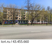 Пятиэтажный трёхподъездный кирпичный жилой дом серии 1-511. Построен в 1963 году. 9-я Парковая улица, 52, корпус 1. Район Измайлово. Город Москва (2024 год). Редакционное фото, фотограф lana1501 / Фотобанк Лори