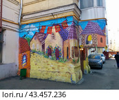 Граффити на стене жилого дома. Детский центр "Элли" (2015 год). Редакционное фото, фотограф Ирина Терентьева / Фотобанк Лори