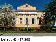 Дом Мозгова в Коломне. Фасад желтого здания по адресу улица Лазарева, 22. Типичный образец здания в стиле провинциального русского ампира (2024 год). Редакционное фото, фотограф Константин Григорьев / Фотобанк Лори