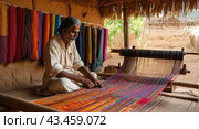 Traditional Indian weaver crafting on handloom in village settingries. Стоковое AI-изображение, AI-художник Анна Маркина / Фотобанк Лори