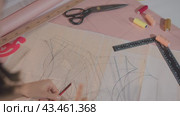 Woman Creating a Pattern in Studio. Стоковое видео, видеограф Константин Шишкин / Фотобанк Лори