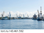 View to Neva River and Admiralty shipyards in Saint Petersburg (2024 год). Редакционное фото, фотограф Евгений Харитонов / Фотобанк Лори