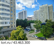 Москва летом. Улица Яблочкова, многоэтажные дома (2024 год). Редакционное фото, фотограф Ирина Терентьева / Фотобанк Лори