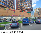 Торговый центр с парковкой (2024 год). Редакционное фото, фотограф Ирина Терентьева / Фотобанк Лори
