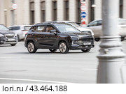 Автомобиль "Москвич 3" едет по улице города. Редакционное фото, фотограф Константин Григорьев / Фотобанк Лори