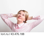 Портрет женщины с длинными светлыми волосами, которая мечтательно улыбается. Стоковое фото, фотограф Оксана / Фотобанк Лори