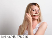 Портрет весёлой женщины с длинными светлыми волосами, которая дурачится. Стоковое фото, фотограф Оксана / Фотобанк Лори