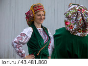 Женщины в традиционной белорусской одежде во время во время празднования белорусского праздника "Купалье" в парке "Останкино" города Москвы, Россия (2024 год). Редакционное фото, фотограф Николай Винокуров / Фотобанк Лори