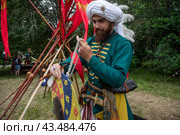 Турецкий реконструктор в форме солдат Османской империи 17 века на территории парка 50-летия Октября в городе Москве во время проведения фестиваля "Времена и Эпохи" (2024 год). Редакционное фото, фотограф Николай Винокуров / Фотобанк Лори
