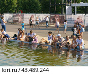 Москва, Россия, 27/7/2019 - Люди отдыхают у фонтана в жаркий солнечный день. Редакционное фото, фотограф YuryKara / Фотобанк Лори