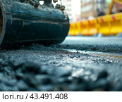 Close-up of Asphalt Roller on Freshly Paved Road. Стоковое AI-изображение, AI-художник Кирилл Черезов / Фотобанк Лори