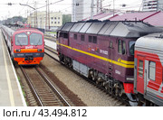 Станция Шарташ: электропоезд ЭД4МК-097, тепловоз ТЭП70-0523 с пригородным поездом, город Екатеринбург (2018 год). Редакционное фото, фотограф Алексей Иванов / Фотобанк Лори