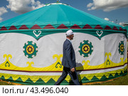 Вид на традиционную башкирскую юрту на территории площадки Республики Башкортостан во время проведения общегородского праздника "Сабантуй" на территории музея-заповедника "Коломенское" в городе Москве, Россия (2024 год). Редакционное фото, фотограф Николай Винокуров / Фотобанк Лори