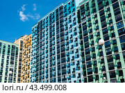 Яркие разноцветные дома в солнечный день. ЖК «Лучи». Солнцево. Москва (2024 год). Редакционное фото, фотограф E. O. / Фотобанк Лори