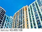 Яркие разноцветные дома. ЖК «Лучи». Солнцево. Москва (2024 год). Редакционное фото, фотограф E. O. / Фотобанк Лори