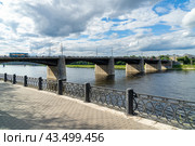 Новый мост через реку Волга в городе Тверь. Летний городской пейзаж. Нововолжский мост. (2024 год). Редакционное фото, фотограф Sergei Gorin / Фотобанк Лори