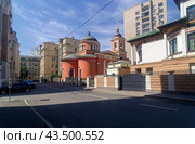 Церковь Афанасия и Кирилла, патриархов Александрийских, на Сивцевом Вражке (Филипповский пер., 3/16Ас1), вид из Филипповского переулка. Арбат, Москва. Солнечное утро в июле. (2024 год). Редакционное фото, фотограф Сергей Рыбин / Фотобанк Лори