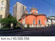 Церковь Афанасия и Кирилла, патриархов Александрийских, на Сивцевом Вражке (Филипповский пер., 3/16Ас1), вид из Филипповского переулка. Арбат, Москва. Солнечное утро в июле. (2024 год). Редакционное фото, фотограф Сергей Рыбин / Фотобанк Лори