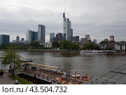 Германия. Франкфурт-на-Майне, оригинальная современная архитектура города с набережной реки Майн (2012 год). Редакционное фото, фотограф Irina Kruskop / Фотобанк Лори