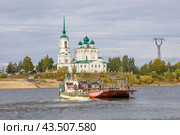 Паром переплывает реку Вычегду к  Благовещенскому собору, Сольвычегодск, Котласский район, Архангельская область (2022 год). Стоковое фото, фотограф Николай Гернет / Фотобанк Лори