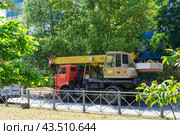 Автомобильный кран Ивановец КС-35714К-3 городской службы МУП Водоканал, город Волжский, Волгоградская область (2023 год). Редакционное фото, фотограф Андрей Цыганков / Фотобанк Лори