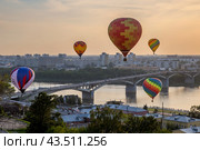 Balloon Festival over the city, bridge and the river in Russia. Стоковое фото, фотограф Ольга Новаковская / Фотобанк Лори
