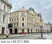 Москва, улица Ильинка в историческом центре весной в облачную погоду. Стоковое фото, фотограф Овчинникова Ирина / Фотобанк Лори