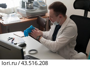 Отдел контроля качества. Завод "Тюменские моторостроители" (2021 год). Редакционное фото, фотограф Сергей Буторин / Фотобанк Лори