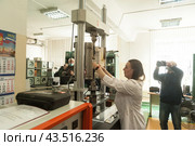 Отдел контроля качества. Завод "Тюменские моторостроители" (2021 год). Редакционное фото, фотограф Сергей Буторин / Фотобанк Лори