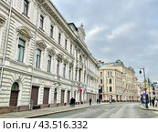 Москва, улица Ильинка в историческом центре весной в облачную погоду. Стоковое фото, фотограф Овчинникова Ирина / Фотобанк Лори