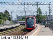 Электропоезд «Иволга» ЭГ2Тв 027 подъезжает к платформе остановочного пункта Ромашково в Одинцовском районе Московской области (2024 год). Редакционное фото, фотограф Румянцева Наталия / Фотобанк Лори