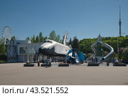 Детская площадка "Космос" около интерактивного музейного комплекса "Буран" на ВДНХ в Москве, Россия (2024 год). Редакционное фото, фотограф Елена Коромыслова / Фотобанк Лори