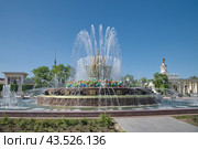Фонтан "Каменный цветок" на фоне павильонов № 14 "Азербайджан" ("Азербайджанская ССР", "Вычислительная техника") и № 18 "Республика Беларусь" на ВДНХ в Москве, Россия (2024 год). Редакционное фото, фотограф Елена Коромыслова / Фотобанк Лори